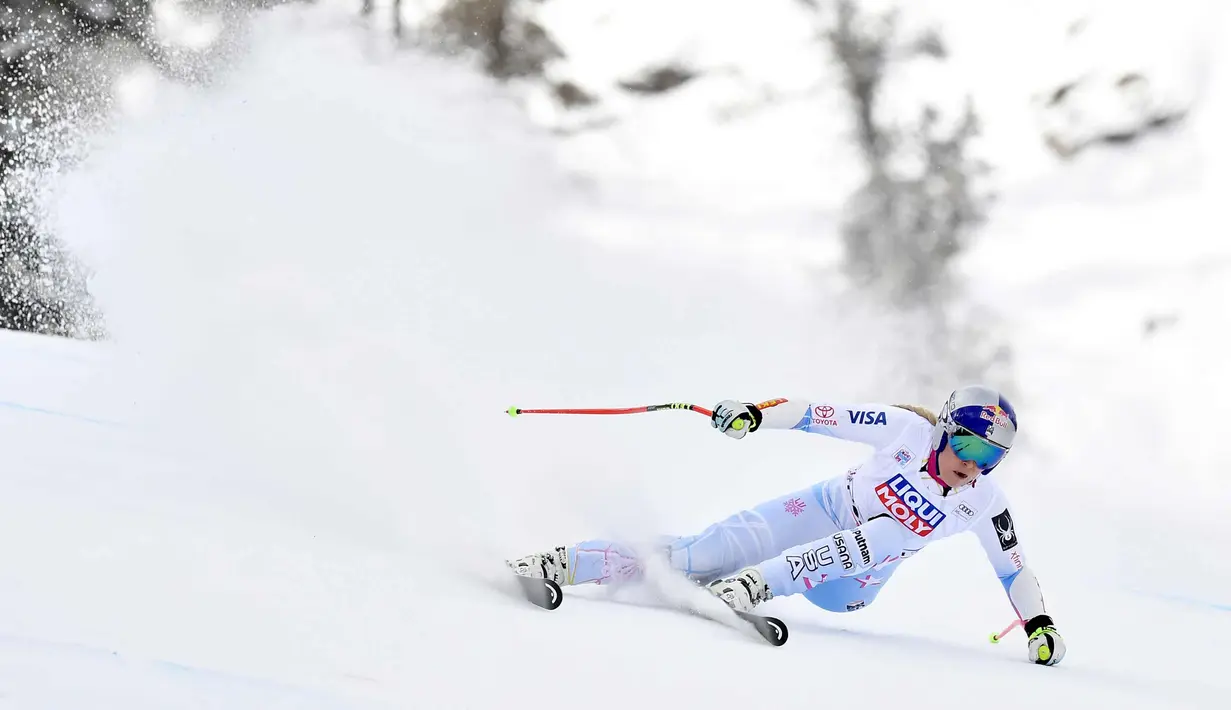 Aksi Lindsey Vonn dari Amerika Serikat  saat meluncur dengan skinya pada kompetisi FIS Alpine World Cup Women's Downhill di Cortina d'Ampezzo, Pegunungan Alpen Italia (20/1). (AFP Photo/Tiziana Fabi)