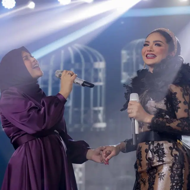 6 Potret Aksi Panggung Krisdayanti dan Aurel Hermansyah Sejak Dulu Hingga Kini