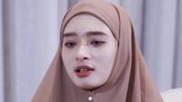 Kali pertama tahu Virgoun selingkuh, Inara Rusli minta ampun kepada Allah karena terlalu duniawi dan mencintai suami melebihi cinta kepada Sang Khalik. (Foto: Dok. YouTube Maia Al El Dul TV)