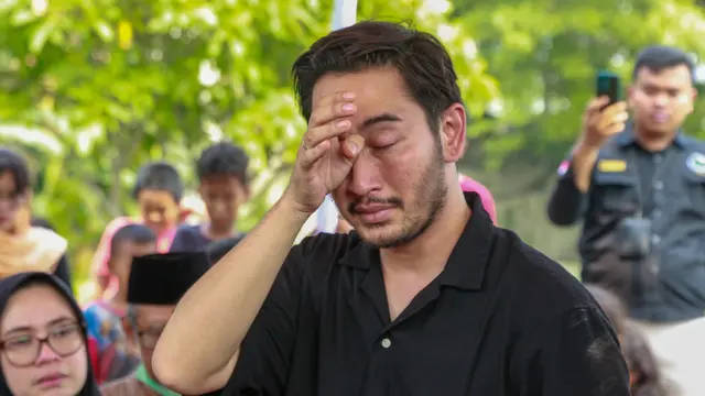 Jeje Govinda di pemakaman sang ibu, Farida Budyarti, Selasa (12/12/2023). [Foto: Muhammad Akrom Sukarya/Kapanlagi]