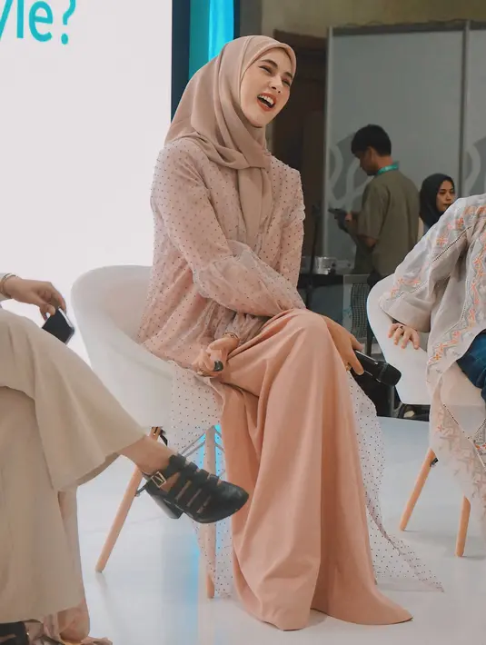 <p>Kecantikan Paula Verhoeven pun membuat warganet hingga rekan artis terkagum-kagum. Seperti kata Syahnaz Sadiqah di kolom komentar. "Kaka cantik bangetttt masya allah." (Foto: Instagram/ paula_verhoeven)</p>