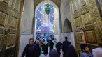 Umat muslim berkumpul di tempat suci Sunni Abdul-Qadir al-Gailani untuk memperingati Maulid Nabi Muhammad SAW di Baghdad, Irak, Selasa (26/9/2023). Ribuan umat muslim berkumpul di Masjid Abdul-Qadir al-Gailani untuk memperingati Maulid Nabi Muhammad SAW. (AP Photo/Hadi Mizban)