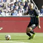 Striker Inter Milan, Mauro Icardi, berebut bola dengan kiper Genoa, Mattia Perin, pada laga Serie A di Stadion Giuseppe Meazza, Minggu (24/9/2017). Inter Milan menang 1-0 atas Genoa. (AP/Luca Bruno)