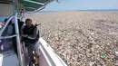 Fotografer bawah laut Caroline Power melihat tumpukan sampah mengambang di lepas pantai Roatan, Honduras 7 September 2017. Caroline menemukan banyak sampah 15 mil di lepas pantai tersebut menuju Cayos Cochinos Marine Reserv. (AFP Photo/Caroline Power)