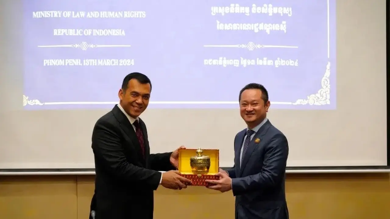 Dirjen Imigrasi Indonesia Silmy Karim bersama dengan Dirjen Imigrasi Kamboja, Letnan Jendral SOK Veasna.