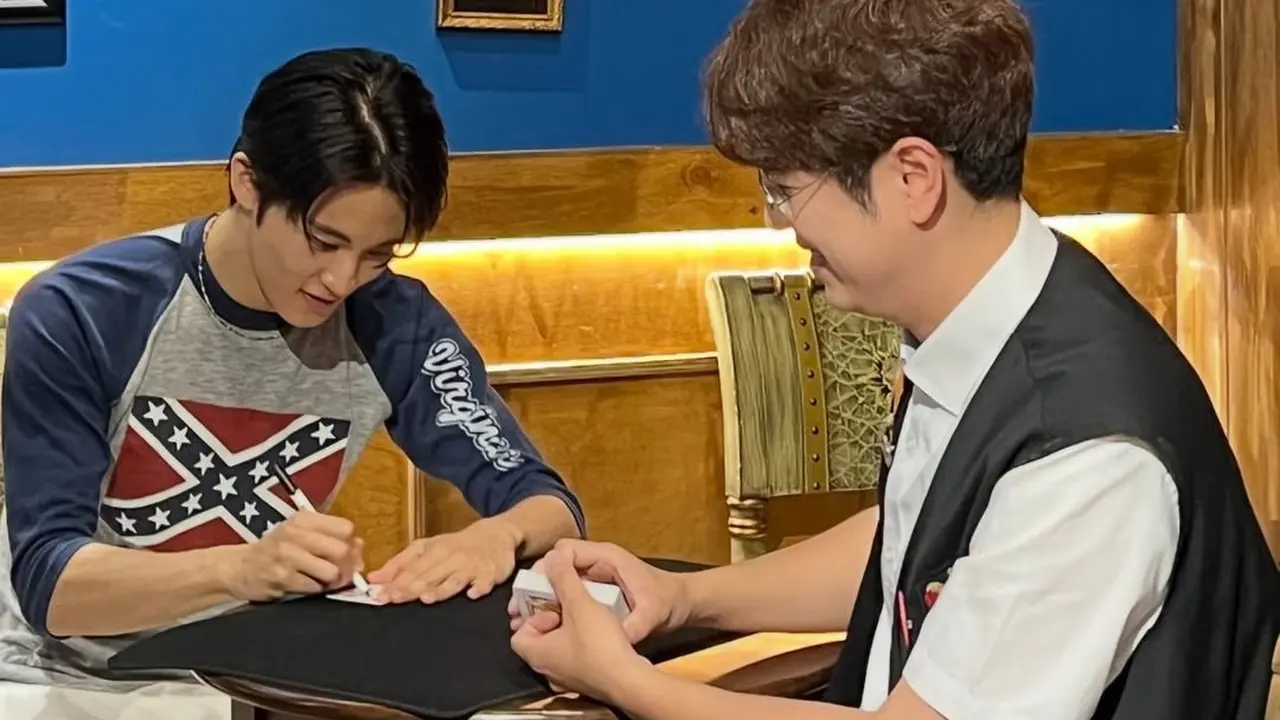 Mark Eks NCT mengenakan kaus Bendera Konfederasi. (foto via X)