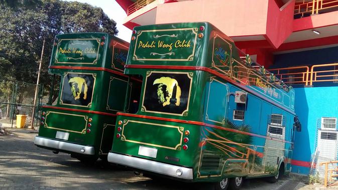 Dua unit bus tingkat Macito yang kini terparkir di halaman Stadion Gajayana Malang karena sudah berhenti beroperasi karena tidak dilengkapi surat izin (Liputan6.com/Zainul Arifin)