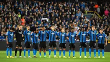 Para pemain Club Brugge mengheningkan cipta untuk mengenang para korban tragedi Kanjuruhan jelang pertandingan sepak bola Grup B Liga Champions antara Club Brugge dan Atletico Madrid di Stadion Jan Breydel, Bruges, Belgia, 4 Oktober, 2022. (AP Photo/Geert Vanden Wijngaert)
