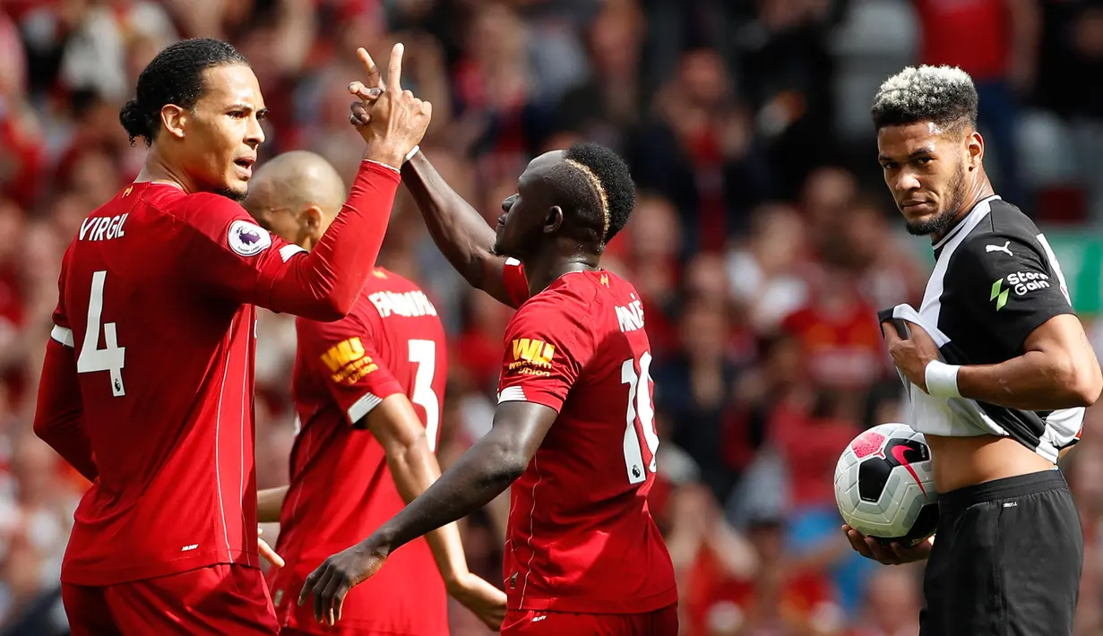Striker Liverpool Sadio Mane (tengah) bersama Virgil van Dijk berselebrasi usai membobol gawang Newcastle United pada laga Liga Inggris di Anfield, Liverpool, Inggris, Sabtu (14/9/2019). Sadio Mane dan Mohamed Salah membawa Liverpool menghajar Newcastle 3-1. (AP Photo/Rui Vieira)