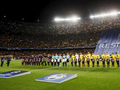 Warga Catalan mengibarkan bendera "Estelada" (bendera separatis Catalan) sebelum laga Liga Champions grup E antara Barcelona dan Bate Borisov di Stadion Camp Nou, Barcelona, Spain, Rabu (4/11/2015).  (REUTERS/Albert Gea)
