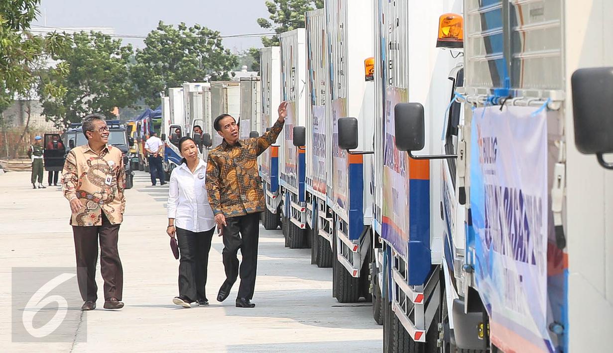 Presiden Jokowi (kanan) didampingi Menteri BUMN Rini Soemarno dan Dirut Bulog Djarot Kusumayakti meninjau sejumlah truk Operasi Pasar Beras yang akan diberangkatkan dari halaman Gudang Bulog, Jakarta, Jumat (2/10). (Liputan6.com/Faizal Fanani)