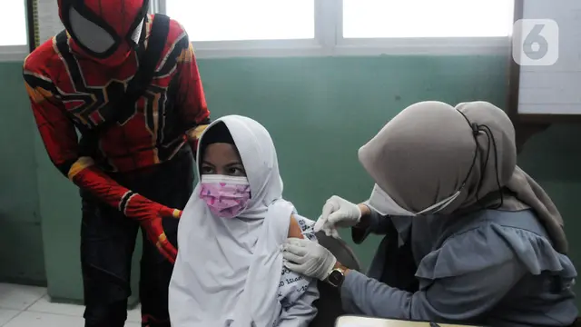 FOTO: Spiderman Dampingi Murid SD Disuntik Vaksin COVID-19