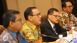 Agus Martowardojo menyampaikan keterangan sesusai menggelar rapat koordinasi di Jakarta, Rabu (25/1). Langkah tersebut disepakati BI dan pemerintah untuk mencapai target pengendalian inflasi di 2017 di rentang 3-5 persen. (Liputan6.com/Immanuel Antonius)