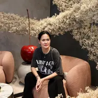 Melalui Instagramnya, Donna Harun membagikan beberapa OOTD kala liburan di Jepang. [Foto: IG/
donnaharunofficial].