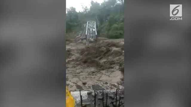 Banjir bandang di Brebes membuat sebuah jembatan ambruk. Kendaraan yang parkir juga ikut tersapu oleh arus banjir.