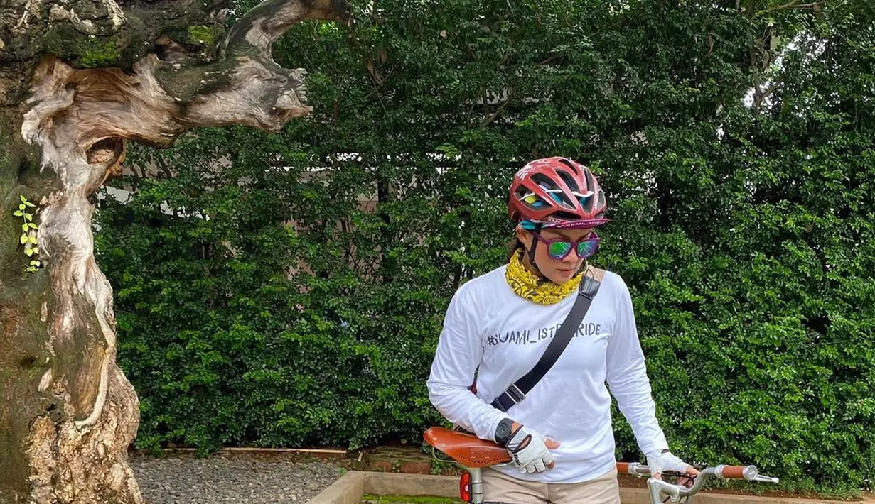 Nirina Zubir dan Sepedanya (Instagram/nirinazubir_)