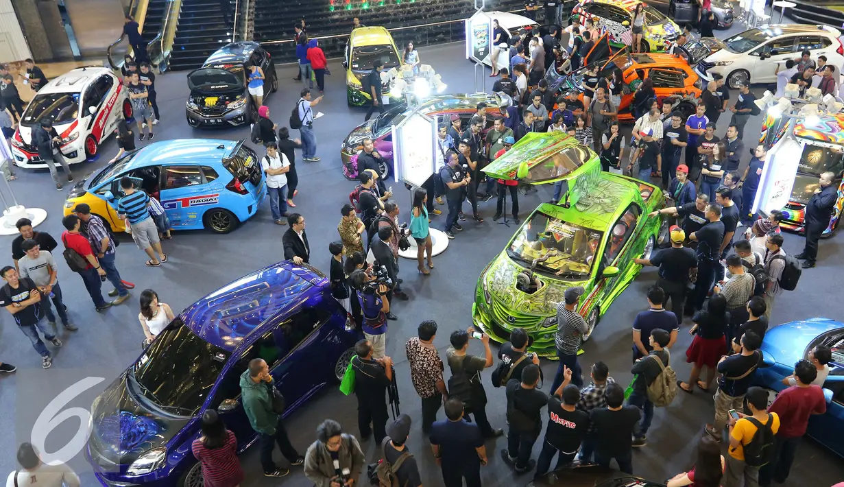 Pengunjung melihat sebuah mobil yang telah dimodifikasi saat ajang modifikasi tahunan Honda Jazz dan Brio Tuning Contest (JBTC) di Jakarta, Kamis (29/9). (Liputan6.com/Angga Yuniar)