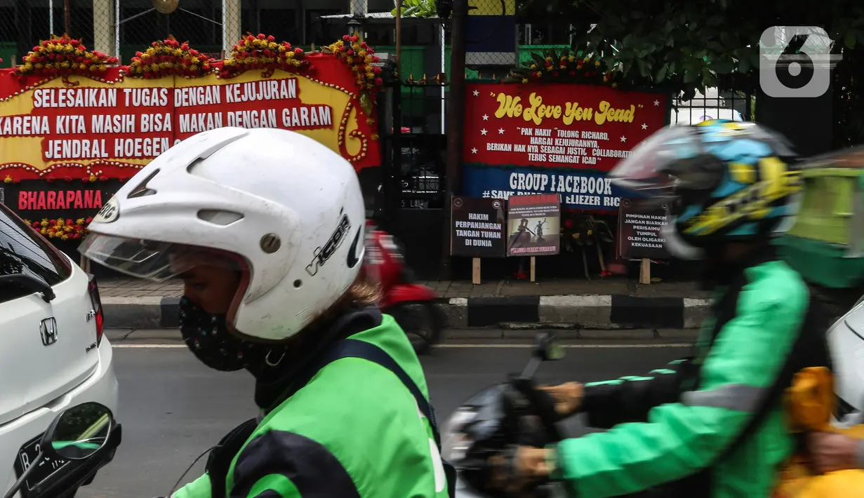Deretan karangan bunga terlihat berjejer di depan Pengadilan Negeri Jakarta Selatan, Senin (13/2/2023) saat sidang pembacaan vonis Ferdy Sambo dan Putri Candrawathi dalam kasus pembunuhan Brigadir Nofriansyah Yoshua Hutabarat. Karangan bunga tersebut berisi kata-kata unik untuk mendukung hakim agar memberikan hukuman seadil-adilnya bagi Ferdy Sambo dan Putri Candrawathi. (Liputan6.com/Johan Tallo)