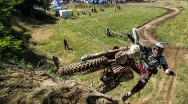 Crosser Wilco de Lange kehilangan kontrol dengan sepeda motornya saat mengikuti perlombaan hari keempat Red Bull Romaniacs di Sibiu, Romania, 16 Juli 2016. (REUTERS/Mihai Stetcu/Red Bull Content Pool)