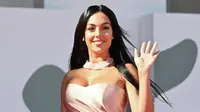 Sebagai model yang namanya sangat bersinar, Georgina bisa melakukan apapun. Selain itu, Georgina Rodriguez memiliki tubuh yang indah. Itu kenapa dirinya lumayan bersinar di dunia modeling. (Foto: AFP/Alberto Pizzoli)