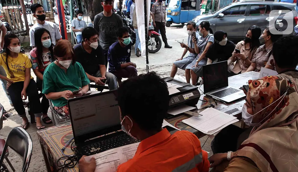 Sejumlah warga menunggu untuk menjalani vaksin ketiga (booster) di Pasar Palmerah, Jakarta, Selasa (19/4/2022). Vaksin ketiga (booster) terus ditingkatkan jelang libur lebaran. (Liputan6.com/Herman Zakharia)