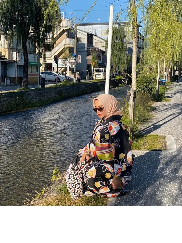 7 Gaya Liburan Bunda Sarita yang Dikabarkan Dekat dengan Vicky Prasetyo di Jepang
