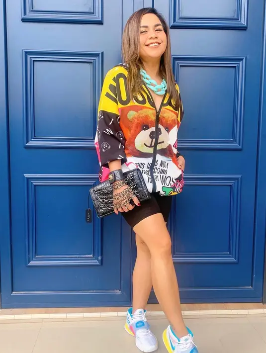 Setahun sudah virus Covid-19 berada di Indonesia, sebagian besar orang juga sudah melakukan vaksin. Meski begitu, waspada tetap harus dilakukan. Bagi sebagia orang yang pernah terkena Covid-19, tentu menjadi pelajaran berharga. Seperti yang dirasakan Melaney Ricardo. (Instagram/melaney_ricardo)