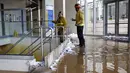 Untuk mencegah air masuk dan menggenangi arena olahraga Pauley Pavilion UCLA, petugas pemadam kebakaran terpaksa membuat bendungan di tangga masuk, (29/7/2014). (REUTERS/Danny Moloshok)