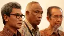 Plt Wakil Ketua KPK, Johan Budi (kiri) usai bertemu Presiden Joko Widodo di Istana Merdeka, Jakarta, Jumat (27/2/2015). Pertemuan ini membahas tentang perkembangan KPK sejak dilantiknya Pimpinan KPK Sementara. (Liputan6.com/Faizal Fanani)