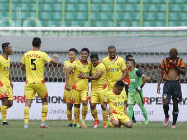 Pemain Bhayangkara FC merayakan gol yang dicetak Putu Gede ke gawang Perseru Serui pada laga Liga 1  di Stadion Patriot, Bekasi, Kamis (20/4/2017). Skor berakhir 2-1 untuk kemenangan Bhayangkara FC. (Bola.com/M Iqbal Ichsan).