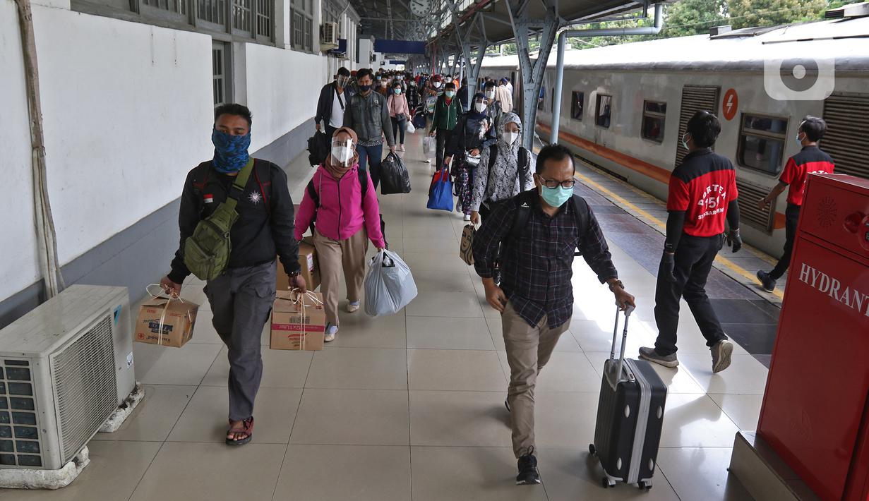 Penumpang kereta api Dharmawangsa Surabaya Pasarturi–Pasar Senen tiba di stasiun Senen, Jakarta, Minggu (3/01/2021). Stasiun Daop 1 meliputi Stasiun Gambir, Stasiun Senen, Stasiun Jatinegara, Stasiun Bekasi, Stasiun Cikampek, Stasiun Karawang, hingga Stasiun Jakarta Kota. (Liputan6.com/Herman Zakhar