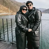 Aurel Hermansyah kembali menjadi korban body shaming setelah melahirkan anak kedua. Ia mendapat komentar negatif dari sejumlah netizen karena tubuhnya masih tampak berisi. Hingga salah satu komentar netizen yang menyebutnya seperti ibu-ibu PKK, langsung mendapat tanggapan dari Atta. (Liputan6.com/IG/@attahalilintar)