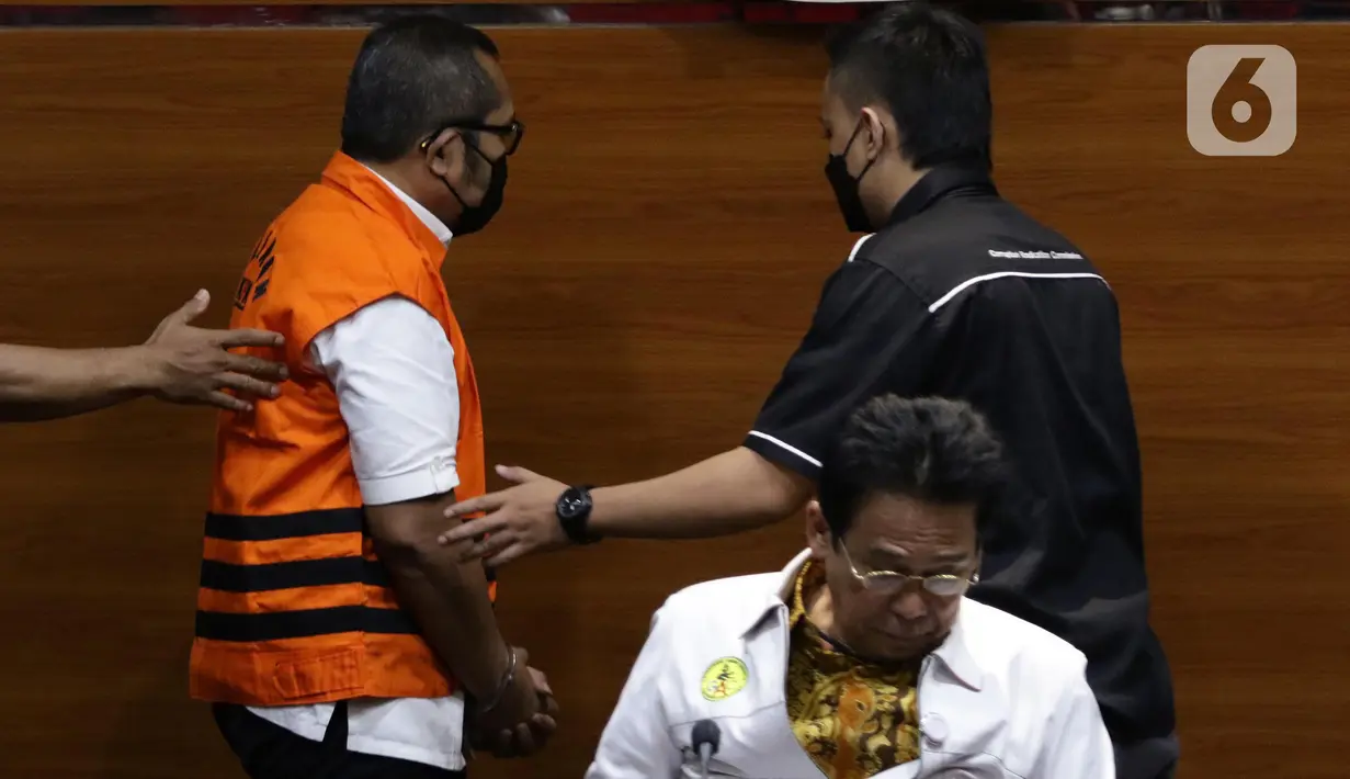 Wakil Ketua DPRD Provinsi Jawa Timur 2019-2024, Sahat Tua P. Simandjuntak (kiri) sesaat sebelum rilis penetapan tersangka dan penahanan di Gedung Merah Putih Komisi Pemberantasan Korupsi (KPK), Jakarta, Kamis (15/12/2022). KPK menetapkan Sahat Tua P. Simandjuntak bersama tiga orang lainnya sebagai tersangka dalam kasus dugaan suap pengelolaan dana hibah di Jawa Timur. (Liputan6.com/Helmi Fithriansyah)
