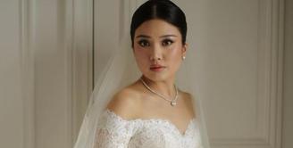 Valencia Tanoe tampil elegan dalam balutan gaun klasik warna putih dan veil menjuntai saat pemberkatan nikah. [Foto: IG/morden.co].