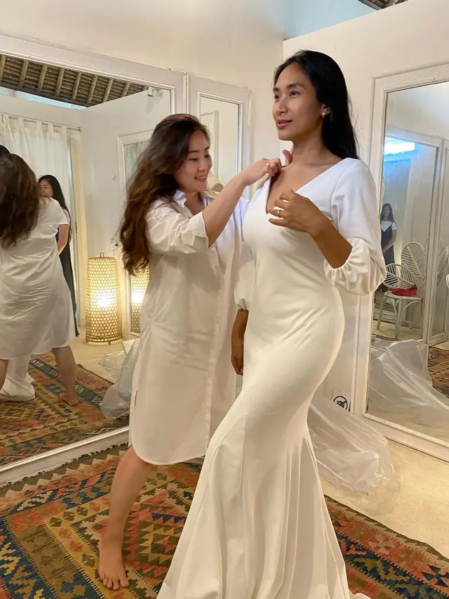 Happy Salma Mengenakan Kebaya