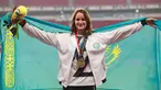 Atlet lompat tinggi Kazakhstan, Nadezhda Dubovitskaya mengibarkan bendera di podium setelah berhasil meraih perunggu di Asian Games 2018 di Jakarta, Kamis (30/8). (AP Photo/Bernat Armangue)