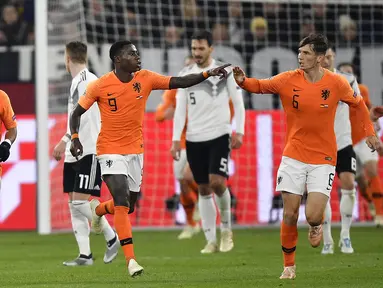 Para pemain Belanda merayakan gol yang dicetak oleh Quincy Promes ke gawang Jerman pada laga UEFA Nations League di Veltins Arena, Gelsenkirchen, Senin (19/11/2018). Kedua tim bermain imbang 2-2. (AP/Martin Meissner)
