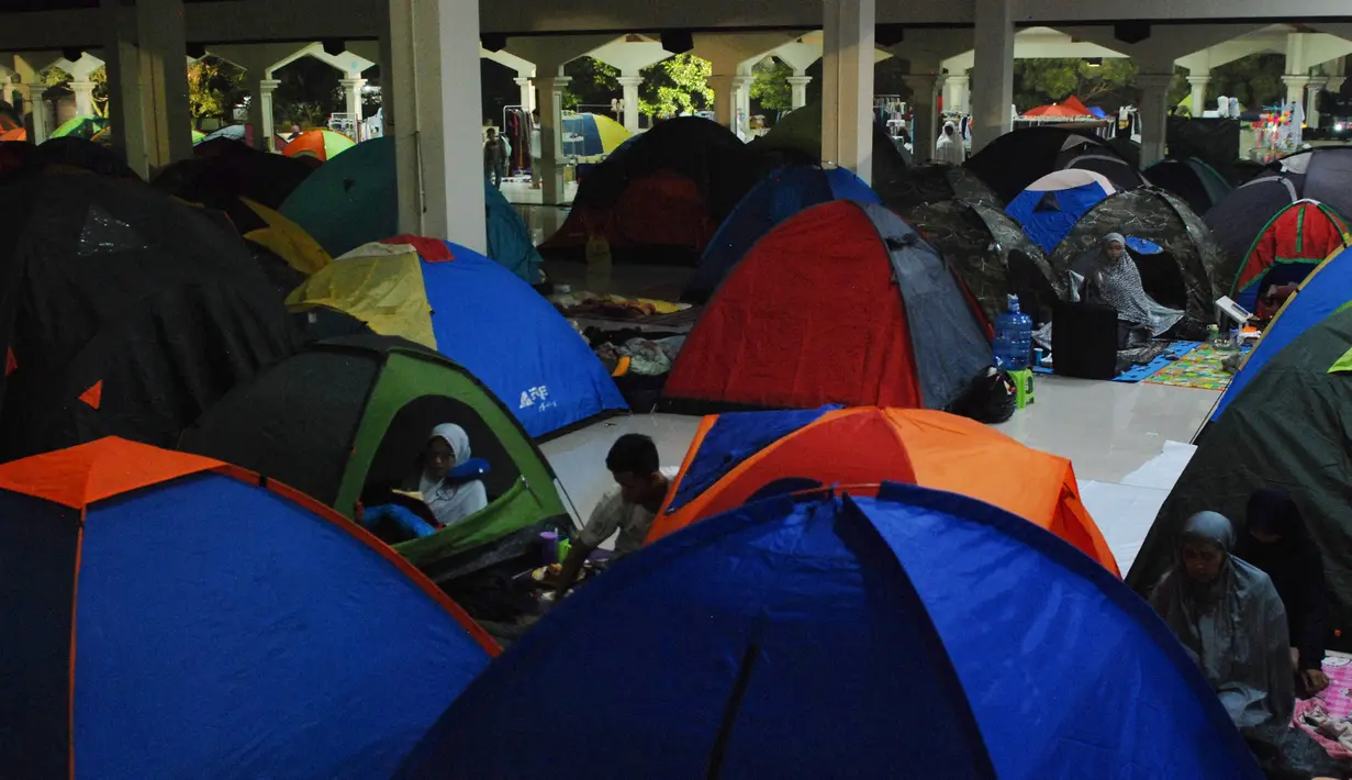 Warga menggelar tenda untuk melakukan iktikaf di sebuah masjid di Bandung (6/6). Umat muslim melakukan iktikaf atau berdiam dan beribadah di dalam masjid saat sepuluh hari terakhir dari bulan suci Ramadan.  (AFP/Timur Matahari)