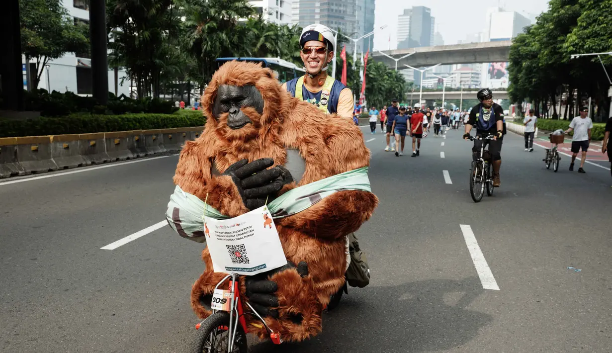 Aksi tersebut untuk memperingati Hari Orangutan Sedunia 2025 dalam mendukung perlindungan dan pelestarian populasi satwa langka itu beserta habitatnya. (YASUYOSHI CHIBA/AFP)