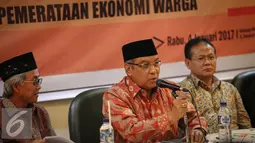 Ketua Umum PBNU KH Said Aqil Siroj memberikan sambutan saat perjanjian kerjasama yang dituangkan dalam penandatanganan nota kesepahaman (MoU) di Gedung PBNU, Jakarta, Rabu (4/1). (Liputan6.com/Faizal Fanani)