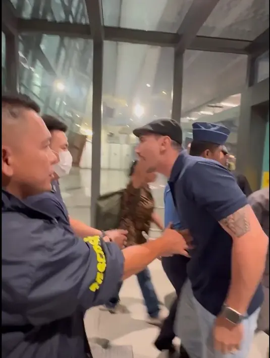 "Mana mobil saya? Mana? Lelaki macam apa kamu? Ini nih Christopher yang ditungu-tunggu," kata Vincent sambil tangannya menunjuk-nunjuk muka Steven.  [Instagram/inijedar]