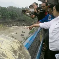 Menteri Lingkungan Hidup dan Kehutanan Siti Nurbaya Bakar mengecek Bendung Katulampa, Bogor, Jawa Barat. (Liputan6.com/Achmad Sudarno)