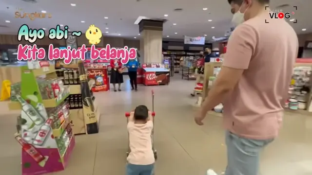 Ukkasya belanja di supermarket. (Foto: YouTube/The Sungkars)