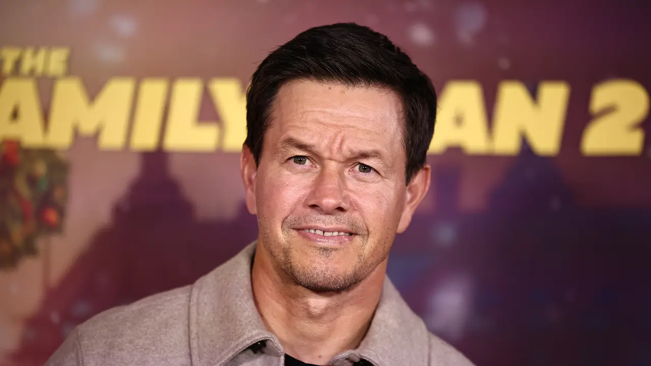 Mark Wahlberg dalam premiere film The Family Plan 2. (HENRY NICHOLLS / AFP)