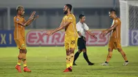 Pemain Bhayangkara FC, Arthur Bonai (kanan) merayakan kemenangan bersama Ruben Sanadi usai menaklukkan Persik Kediri 2-0 dalam laga pekan ke-5 BRI Liga 1 2021/2022 di Stadion Madya, Jakarta, Rabu, (29/9/2021). (Bola.com/ M Iqbal Ichsan)