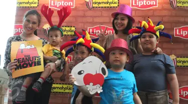 Pengunjung melakukan foto bersama jelang nobar Peanut Snoopy di Blitz Megaplex, Jakarta, Sabtu (12/12/2015). Nonton bareng tersebut diselenggarakan oleh Cinemaholic Liputan6.com bekerjasama dengan Lipton. (Liputan6.com/Angga Yuniar)