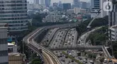 Rangkaian kereta LRT Jabodebek saat melintas di kawasan Pancoran, Jakarta, Selasa (26/11/2024). (Liputan6.com/Angga Yuniar)