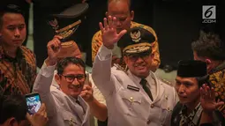 Gubernur dan Wagub DKI Jakarta Anies Baswedan dan Sandiaga Uno menyapa tamu undangan usai sertijab di Balai Kota, Jakarta, Senin (16/10). Anies-Sandi resmi menjadi Gubernur dan Wakil Gubernur DKI Jakarta periode 2017-2022. (Liputan6.com/Faizal Fanani)