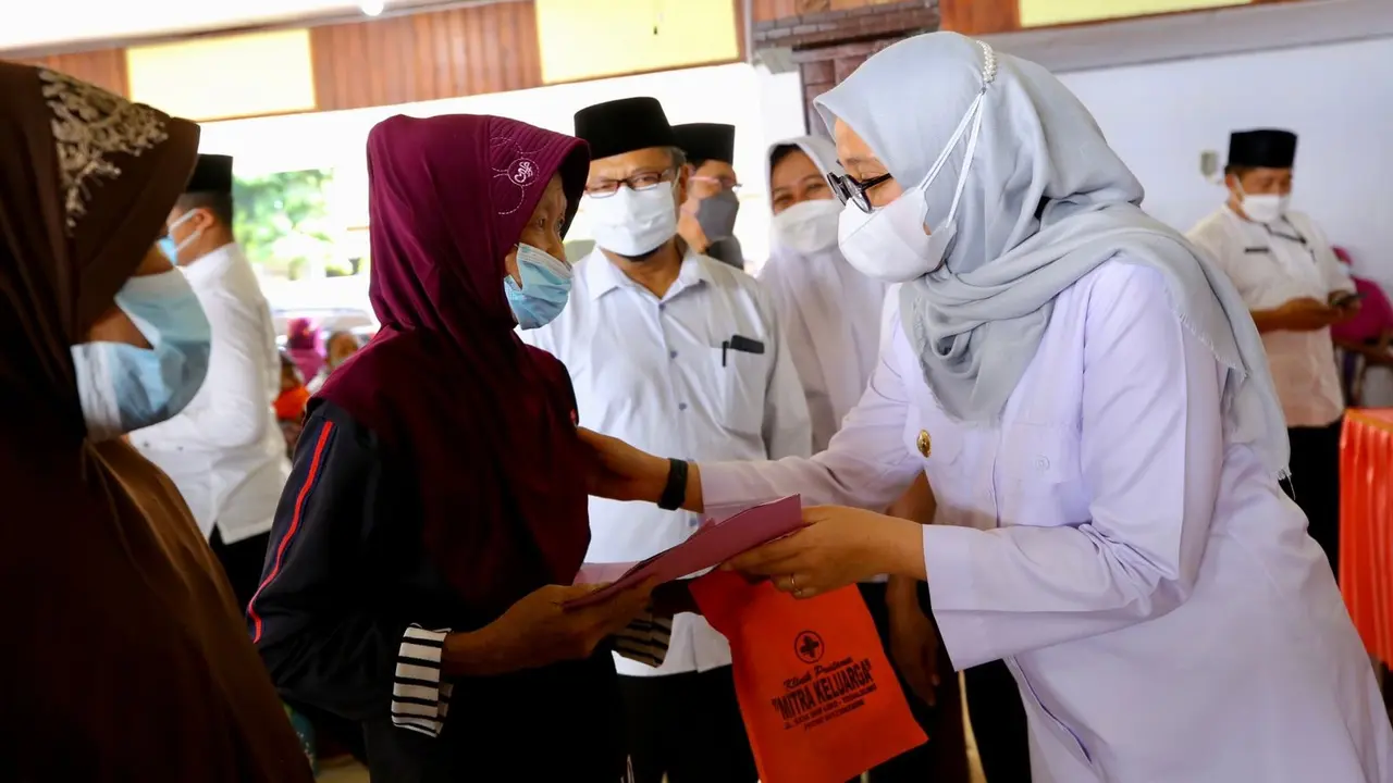 Bupati Banyuwangi Ipuk Fiestiandani (Kanan) serahkan BLT  minyak goreng kepada masyarakat penerima manfaat di Kecamatan Purwoharjo. (Istinewa)