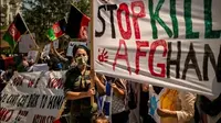 Ratusan pengungsi Afghanistan di Athena, Yunani menggelar aksi protes terhadap Taliban. (Photo credit: Angelos Tzortzinis/AFP)
